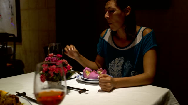 Mädchen-sitzen-an-einem-Tisch-im-Restaurant-zu-essen,-reden,-Chokaetsja-ein-Glas-und-trinken-Rotwein
