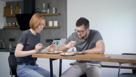 Casual-couple-having-breakfast-in-silence