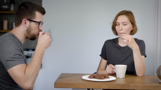 Couple-having-coffee-with-biscuits
