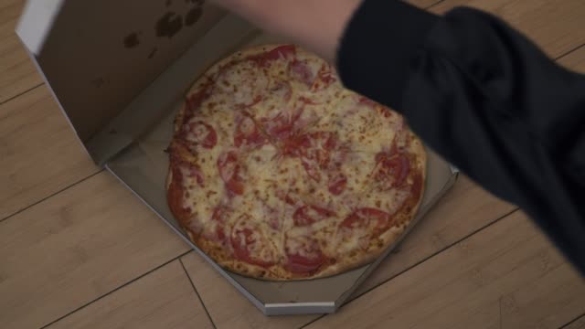 Caja-de-la-pizza-está-sentando-en-el-piso