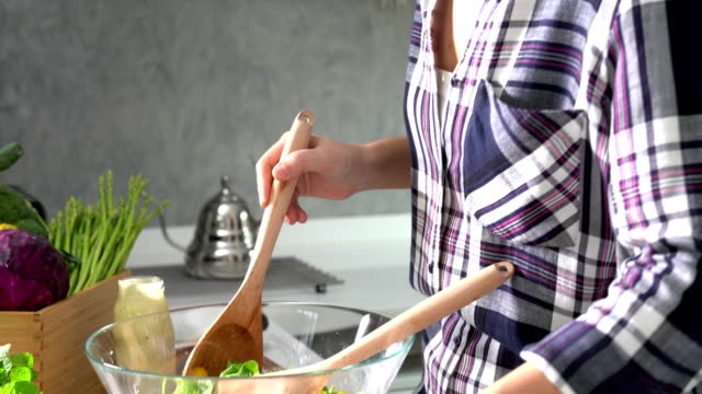 Frau-bereiten-Sie-Caesar-Salat-mit-Croutons