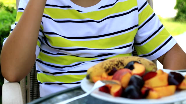 Niño-comer-diferentes-tipos-de-fruta-fresca