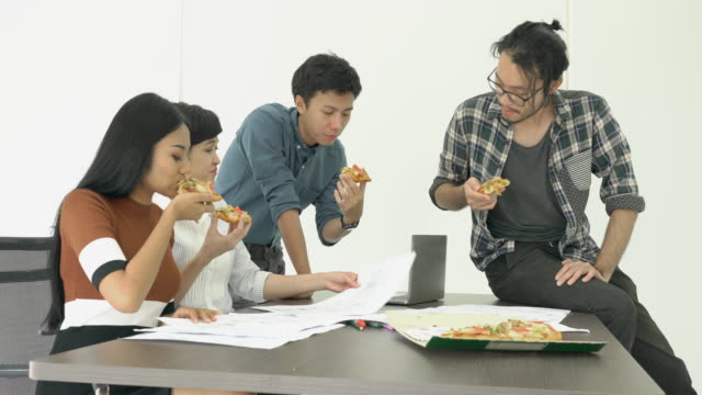 Geschäftsleute,-Pizza-Essen-ist-Pausenzeit-und-Meeting-Team-für-Success-Projekt-zusammen.-Konzept-der-Teamarbeit,-Entspannung,-kreative-Arbeiten-und-Idee.