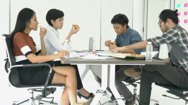 Geschäftsleute,-Pizza-Essen-ist-Pausenzeit-und-Meeting-Team-für-Success-Projekt-zusammen.-Konzept-der-Teamarbeit,-Entspannung,-kreative-Arbeiten-und-Idee.