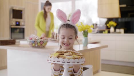 Fröhliches-Mädchen-in-Rabbit-Kostüm-mit-cookie