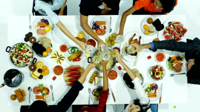 Gruppe-von-Personen-beim-Abendessen-gemeinsam-auf-Party.-Menschen-mit-Silvester-Party-Konzept.