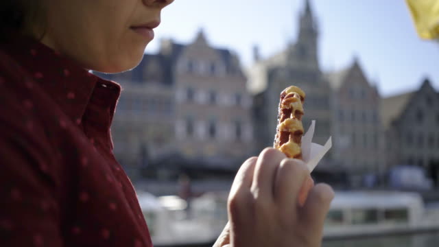 Chica-con-galleta-de-Bélgica