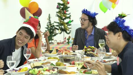 Amigos-unirse-cena.-Personas-disfrutan-comiendo-y-bebiendo-en-la-fiesta.-Concepto-de-fiesta,-cumpleaños,-feliz-año-nuevo-y-Navidad.-resolución-de-4-k.