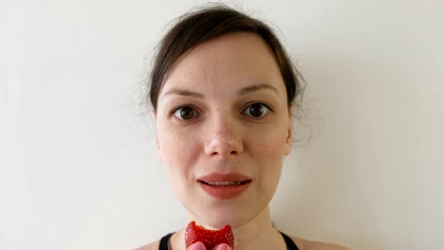 Porträt-der-Frau-Erdbeeren-essen.-Ansicht-von-vorne.