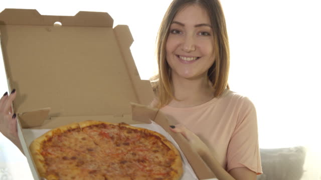 Mujer-joven-comer-pizza-apetitosa.-Alimento-calorías.
