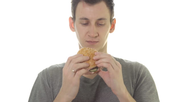 Junger-Mann-isst-einen-Burger,-ungesunde-Lebensmittel.
