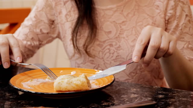 Mädchen-isst-einen-Pfannkuchen-mit-Eis-im-café