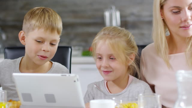 Kids-Using-Tablet-at-Breakfast-with-Mom