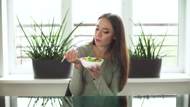Healthy-Nutrition.-Woman-Eating-Vegetable-Dieting-Salad