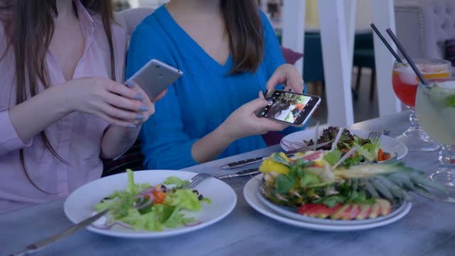 Blogging,-Hände-Freundinnen-nehmen-Bilder-von-schönen-nützlichen-Essen-auf-Handy-während-des-Frühstücks-während-Diät-zur-Gewichtsreduktion-im-café