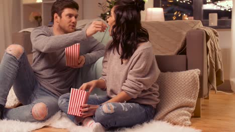 glückliches-Paar-Popcorn-zu-Hause-essen