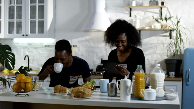Man-and-woman-talking-during-breakfast