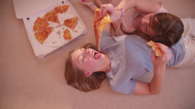 Frauen-liegen-auf-dem-Boden-in-einigen-take-away-pizza