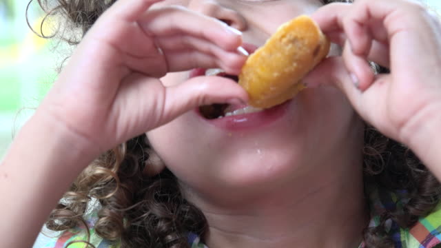 Junge-Essen-Empanada