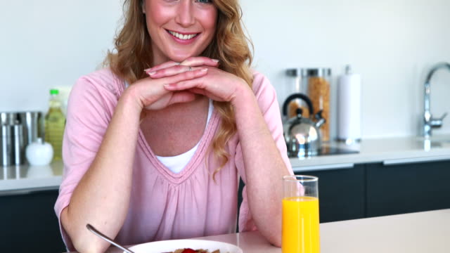 Hübsche-Frau-sitzen,-gesundes-Frühstück