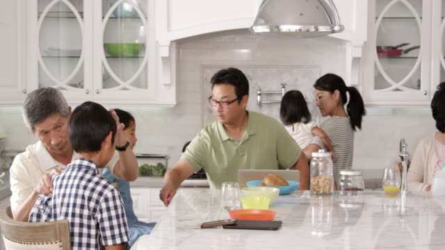Erweiterte-Familie-essen-Frühstück-zu-Hause-aufgenommen-auf-R3D