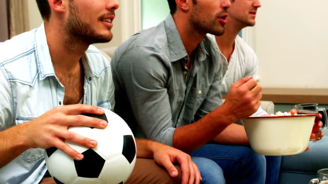 Glückliche-Freunde-beobachten-Fußballspiel