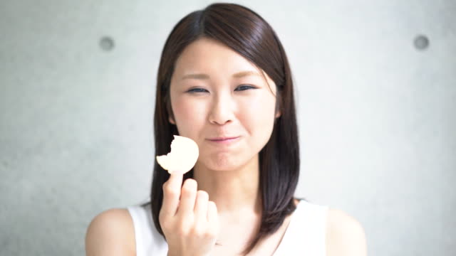 young-woman-eating-potato-chips