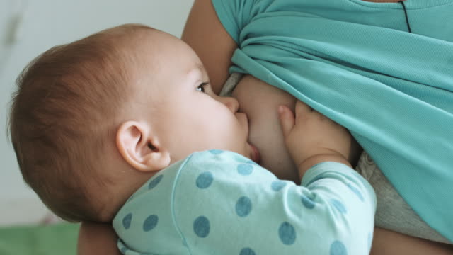 Mutter-füttert-ihr-Baby-Brust-Milch