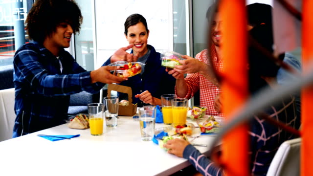 Felizes-ejecutivos-interactuar-desayunando