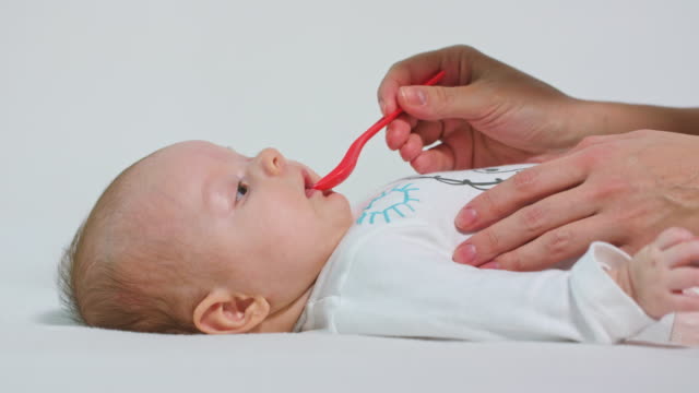 Babymädchen-ist-Einnahme-von-Medizin-von-einem-Löffel