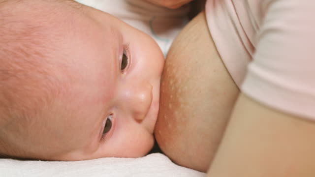 Una-niña-bebé-en-período-de-lactancia-materna