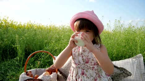 süßes-Mädchen-Getränk-aus-Milchprodukten,-Freude-im-Gesicht-des-Kindes-Milch-Werbung,-gesundes-Essen-für-Kinder,-kleine-Mädchen
