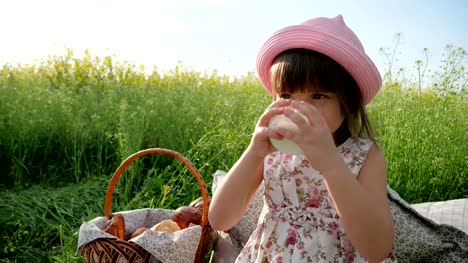 gesundes-Kind-Getränke-Milch-aus-Glas,-süßes-Mädchen-Getränk-aus-Milchprodukten,-Freude-im-Gesicht-des-Kindes-Milch-Werbung,-gesundes-Essen