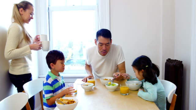 Glückliche-Familie-mit-Frühstück-