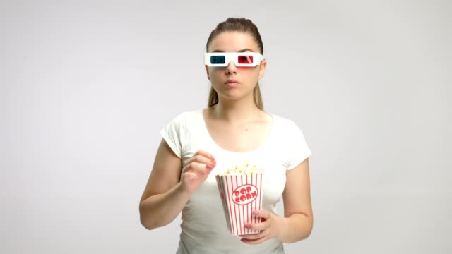 Mädchen-mit-3D-Brille-und-Popcorn,-Angst