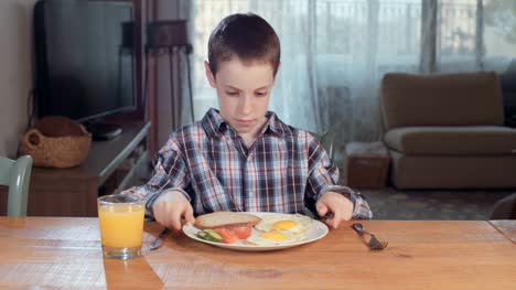 Nutrición-infantil---niño-de-negarse-a-comer-alimentos-saludables
