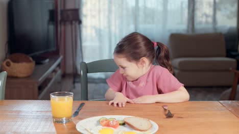 Nutrición-infantil---niña-negarse-a-comer-alimentos-saludables