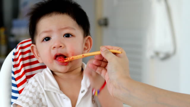 niño-comer-alimentos