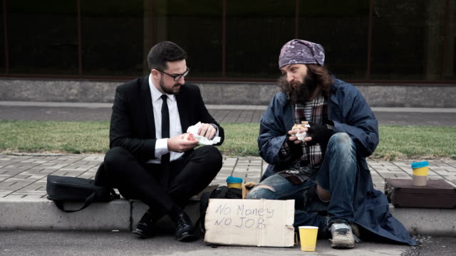 Geschäftsmann,-die-Kommunikation-mit-Obdachlosen
