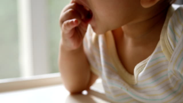 Baby-Boy-Training-Essen-mit-Finger-Hand-holen-Snack-in-den-Mund