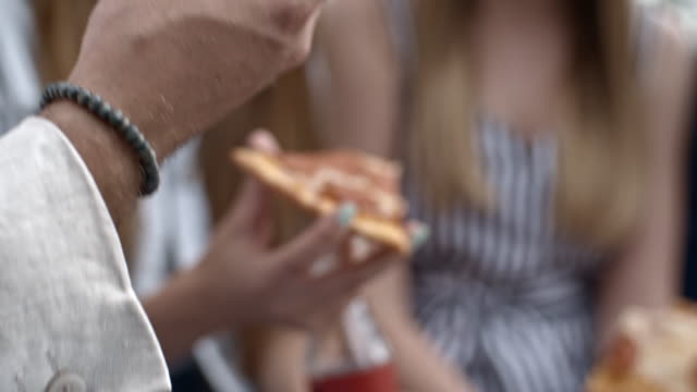 Nahaufnahme-von-Händen-mit-Pizza-und-Cola
