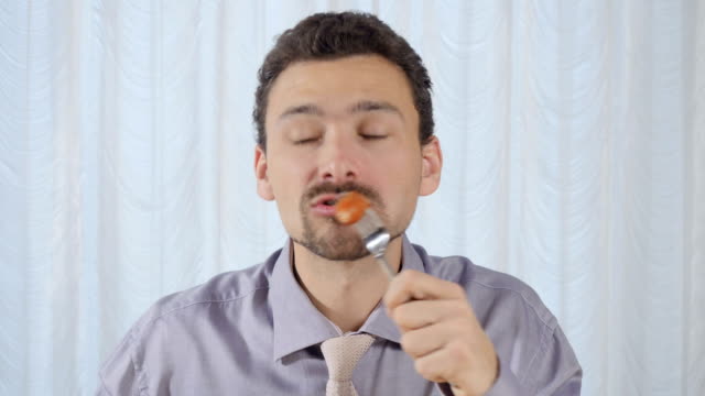 Man-eats-his-breakfast-with-appetite