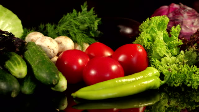 Mädchen-nimmt-eine-Tomate-aus-einer-großen-Menge-von-Gemüse
