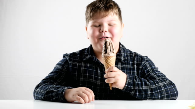 Young-fat-boy-eats-ice-cream-50-fps