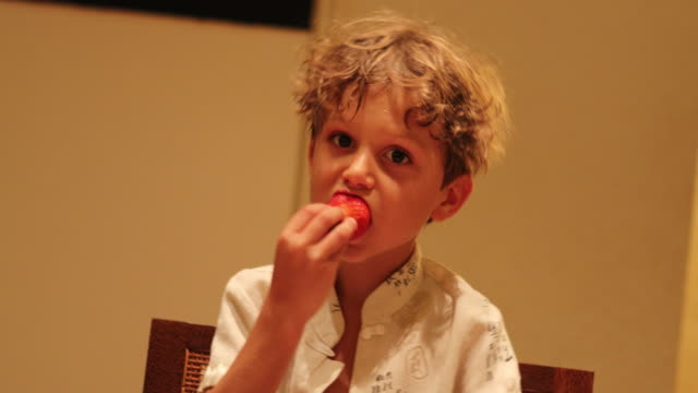 Kleiner-junge-Kind-essen-gesunde-Erdbeer-Wüste-Frucht-in-4K