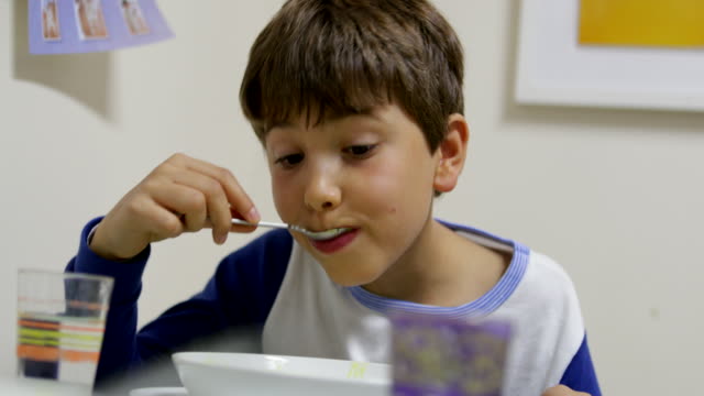Kinder-essen-Suppe-in-4K.-Candid-lässig-natürliche-Moment-der-jungen-schlürfen-von-Suppe-mit-Löffel-lässig-in-4K