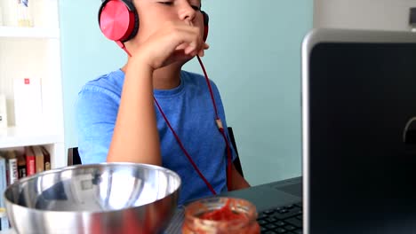 Joven-comiendo-fritas