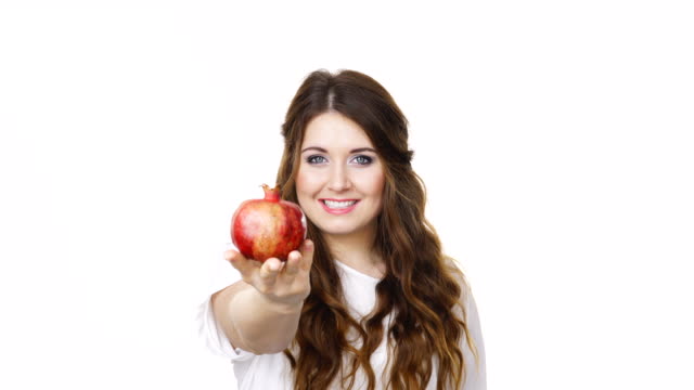 Frau-mit-Granatapfel-Frucht-auf-weiß