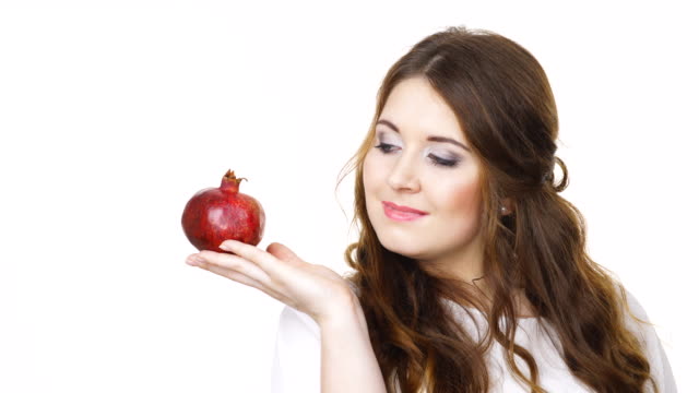 Stets-gut-gelaunte-Frau-hält-Granatapfel-Frucht,-isoliert
