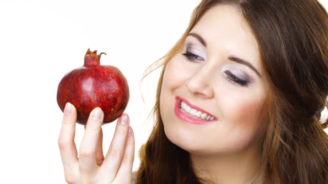 Stets-gut-gelaunte-Frau-hält-Granatapfel-Frucht,-isoliert